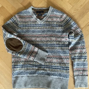 Mönstrad lammullströja Tommy Hilfiger - Säljer en snygg och unik mönstrad tröja från Tommy Hilfiger i lammull. Tröjan är i storlek S men kan uppfattas lite större i storlek. Perfekt till hösten/ vintern för dig som gillar vintage kläder med schysst material. 