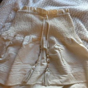 Kjol från Zara  - Supersöt kort kjol med fina detaljer ifrån Zara i storlek S. Säljer eftersom den tyvärr inte kommer till användning💞💞Kjolen har en liten fläck på ett av snörena som jag inte har lyckats fått bort! Skriv för fler bilder eller frågor!