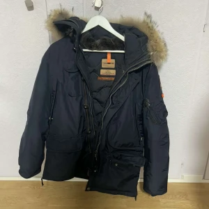 Parajumper jacka  - He! Här har du en helt ny para jumper jacka använd en gång bara passade inte min stil så säljer den istället så den kan gå i användning till någon där ute:INGA SKAMBUD: Äkta såklart!