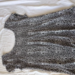 Leopardmönstrad blus Gina Tricot - Snygg blus från Gina Tricot med svartvitt leopardmönster. Har använt ett par gånger men den är ren och har inga fläckar 
