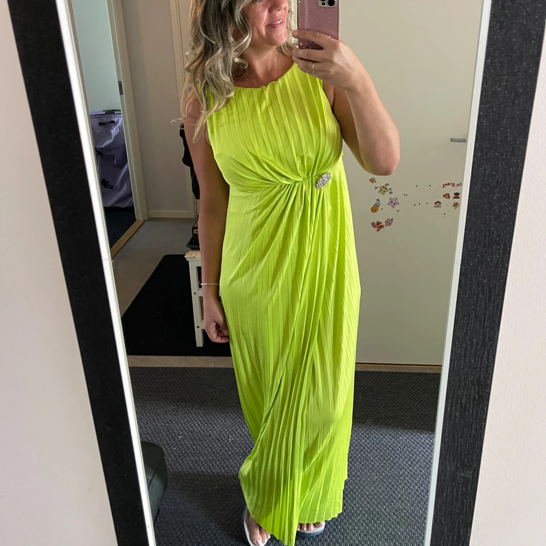 Limegrön plisserad långklänning - 1
