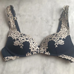 Intimissimi spets-bh - Intimissimi bh med spetsdetaljering. Den har justerbara axelband och storlek 70B jätte fint skick säljer då den är för liten!⭐️pris kan absolut diskuteras💕