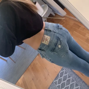 Ljusblå True Religion bootcut jeans - Säljer ett par ljusblå bootcut jeans från True Religion. Jeansen har medelhög midja och klassisk femficksdesign. Köpta på Pondus för cirka ett halvår sedan så i väldigt bra skick💗ge gärna prisförslag!!