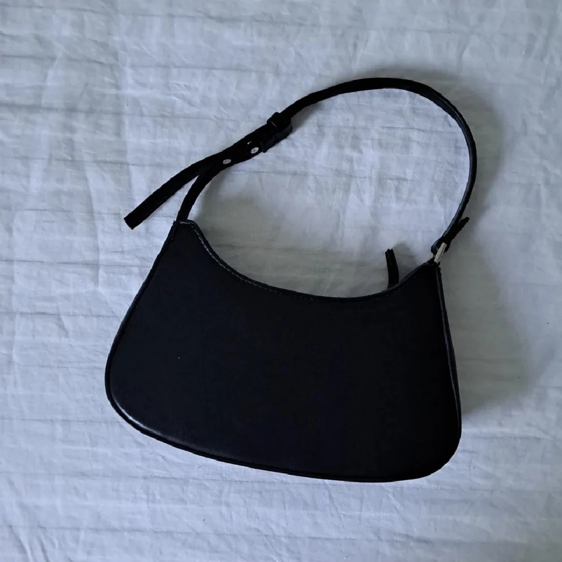 Svart axelväska med dragkedja - 1