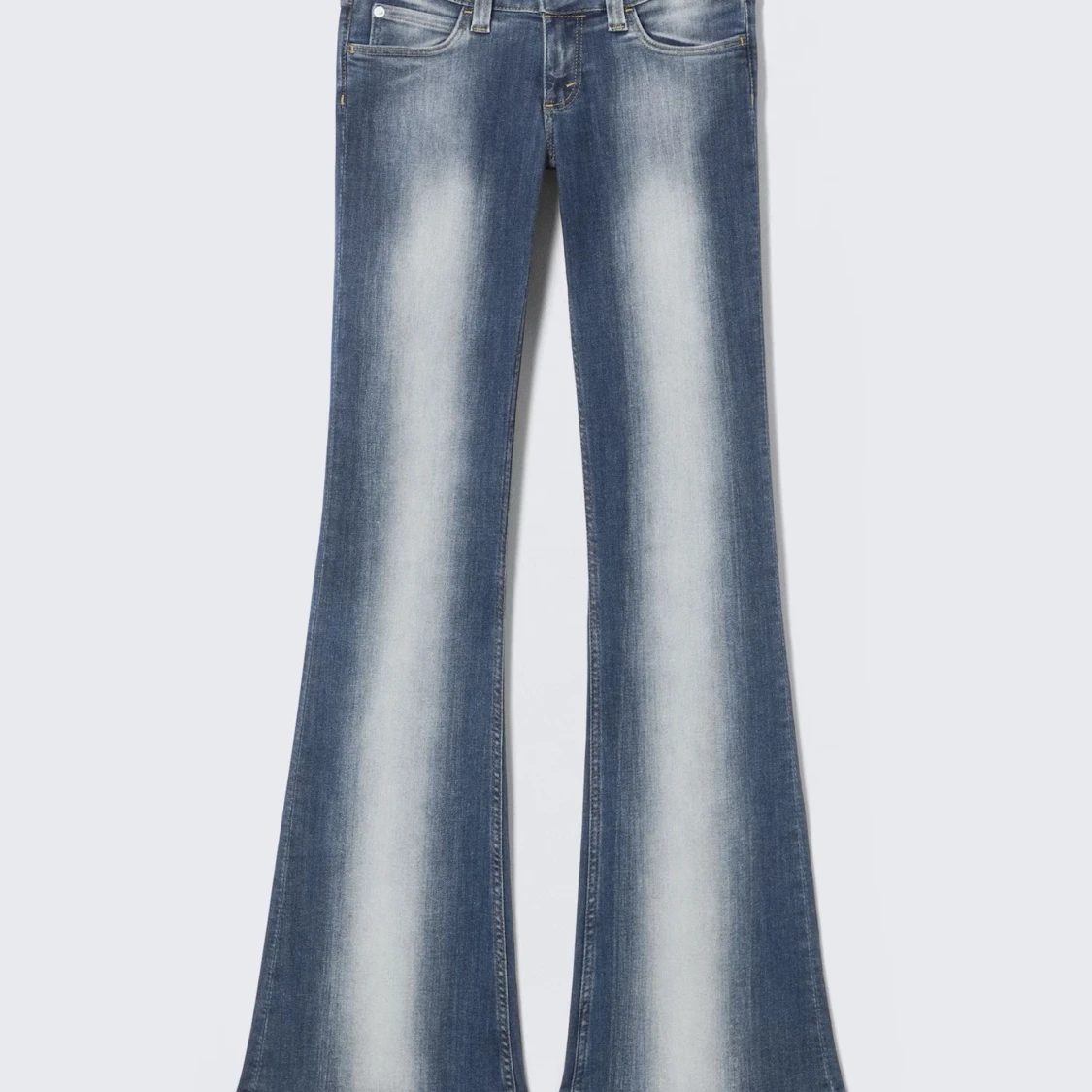Blå bootcut jeans med utsvängda ben