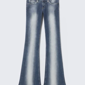 Blå bootcut jeans med utsvängda ben - Snygga blå jeans med kraftigt utsvängda ben och ljusa slitningar längs framsidan. Klassisk femficksmodell och normal midja. Perfekta för dig som vill sticka ut med en retroinspirerad look. Pris kan diskuteras !! 
