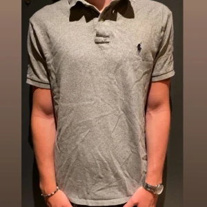 Grå piké från Ralph Lauren - pike från Ralph lauren | Storlek M | Tillklippt  där bak| skick 9/10 | Hör av er vid minsta lilla fundering!