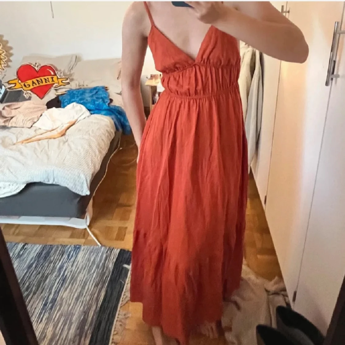 Rostfärgad långklänning med smala axelband - 1