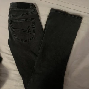 Låg midjade weekday jeans  - Gråa Låg midjade weekday jeans 