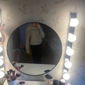 Beige offshoulder stickad tröja H&M - Supermysig beige stickad tröja från H&M med bred offshoulder-krage. Tröjan har lång ärm och ribbade muddar vid ärmslut och nederkant. Perfekt för lager-på-lager och chill höst- eller vinterstil.