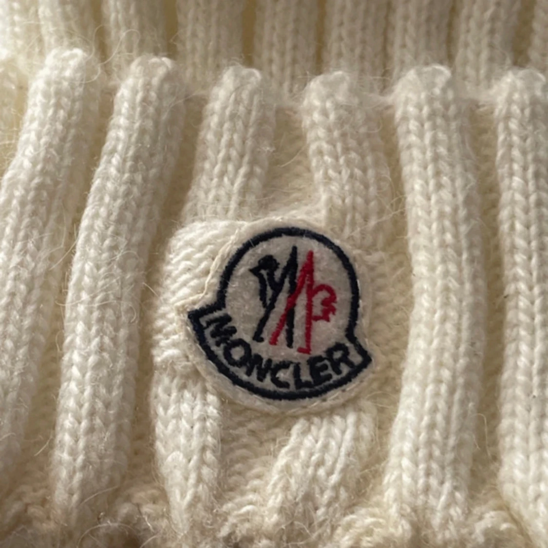 Vit ribbstickad mössa från Moncler - 4