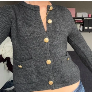 Stickad kofta med knappar  - säljer denna superfina stickade koftan från zara. inga defekter, som ny. den är slutsåld på hemsidan 💕💕  storlek M men liten i storleken. (bilderna är lånade - skriv för egna) 
