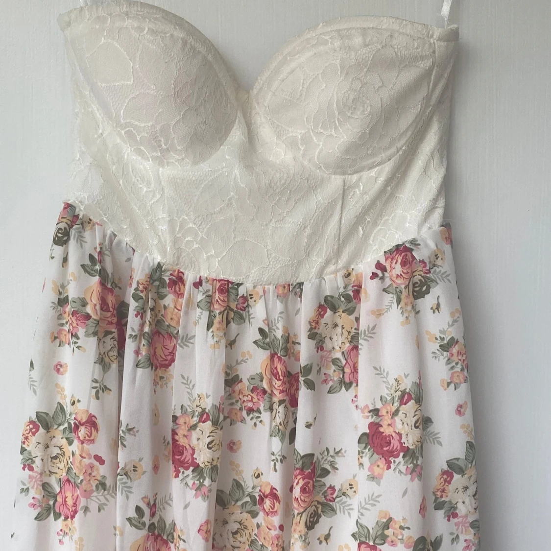 Vit långklänning med spets och blommor