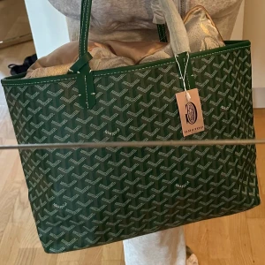 Tote bag - Grön tote väska i storlek M. Perfekt inför skolan/gymnasiet. Man får plats med laptop, kläder, vattenflaska och mer! 