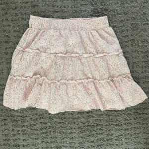 jätte fin kjol från Zara🤍 - Jag säljer denna kjol från zara i storlek 152, den har också shorts under kjolen🤍jag köpte den för 300 men säljer för 100, priset kan diskuteras!