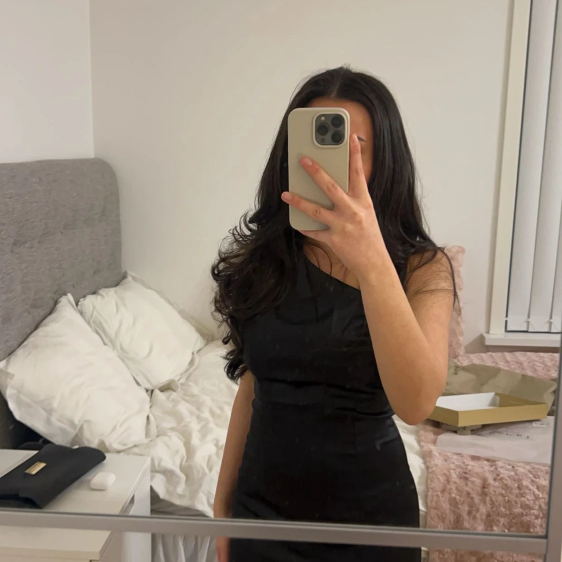 Svart långklänning med oneshoulder - 1