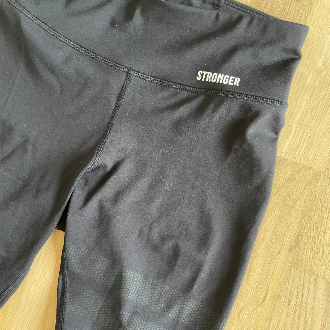 Svarta leggings från Stronger - 1