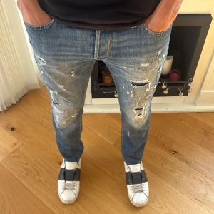 Jack & Jones Glenn slitna Jeans (pris diskuterbart) - ((NY SKICK)) Snygga blå jeans från Jack & Jones som ej säljs längre i modellen Slim/Glenn. Jeansen har en slim passform och har slitningar fram och lite där bak. Ingen slitning går igenom till hyn. Fräscha jeans för en riktigt bra peng. Bäst pris på marknaden så var snabba 