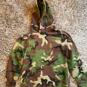 Camouflage hoodie från Polo Ralph Lauren - hoodie från Polo Ralph Lauren i camouflage-mönster. Bra skick, strl s.