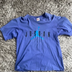 Lila Jordan t-shirt från Nike - Lila Nike air Jordan T-shirt. Från 90 talet. Köpt på plug me please/ettresex för 5 år sedan.