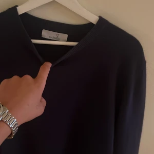 Mörkblå stickad tröja från Carmes - En stilren mörkblå stickad tröja från Carmes med 100% cashmere. Storlek M