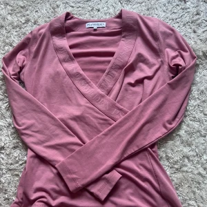 Ps tröja - Säljer den hära ursnygga rosa ps of sweden tröjan! Osäker på om den är v eller uringad. Den är lite nopprig (se bild 2). Har inte någon användning av den längre så därför säljer jag. Har knappt använt den. Skriv för frågor! Storlek XS