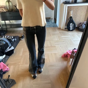 Weekday jeans  - Så snygga slutsålda jeans från weekday med cool design.