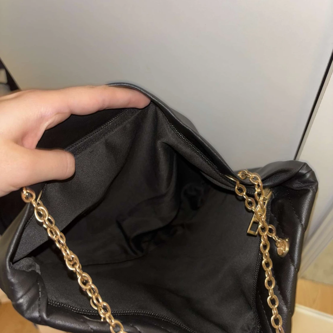Svart quiltad axelväska med kedja - 2