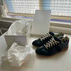 KVITTO FINNS Maison Margiela GATs - Säljer mina älskade Gats dà jag letar efter nagot nytt. Jag har kvitto och även Sicuro Fashions äkthetscertifikat.  Dustbags och box ingår! Nypris ca 6000kr. Galet bra kvalitet, har använt dessa nästan varje dag ett bra tag och de häller sig i fint skick, lite creases och mockan som är lite sliten bara, men inget man märker. 