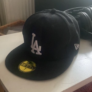 Svart LA-keps New Era 59FIFTY 7 - Säljer denna new era keps LA som är i mycket bra skick. Skriv gärna vid fler frågor eller funderingar 