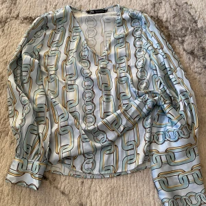 Zara bluse - En väldigt fin blues från Zara, som passar till alla tillfällen. Väldigt fin och skön att ha. 
