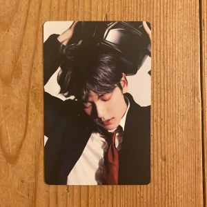 TXT Sanctuary - Snygg svart kavaj med klassisk passform, vit skjorta och vinröd slips inspirerad av TXT The Star Chapter: Sanctuary. Perfekt för dig som vill ha en stilren och ungdomlig look med K-pop-vibe.