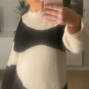 Stickad tröja  - Stickad tröja i ett superfint mönster från H&M🖤🤍 Beige/Creme färgas och svart