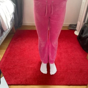 Rosa mjukisbyxor med snörning - Säljer ett par riktigt sköna rosa mjukisbyxor med dragsko i midjan. Byxorna har en loose passform och är gjorda i mjukt material som känns lyxigt mot huden. Perfekta för chill dagar hemma eller när du vill vara bekväm men ändå se snygg ut.