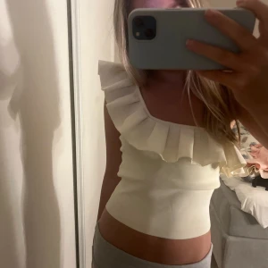 Topp Zara  - Säljer denna så söta volang topp från Zara!! Toppen är knappt använd och i toppen skick storlek S säljer för endast 90 kr❤️