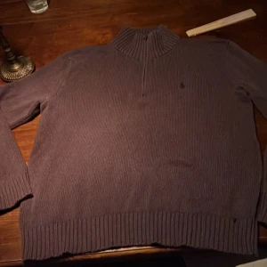 Brun stickad half zip-tröja Polo Ralph Lauren - Säljer en brun stickad tröja från Polo Ralph Lauren med half zip och hög krage. Tröjan har lång ärm, ribbade muddar och diskret broderad logga på bröstet. Perfekt för lager-på-lager under hösten och vintern. Stolek s men det passar bättre till medium 