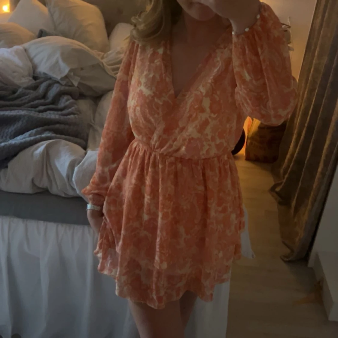 Kort omlottklänning i orange mönster