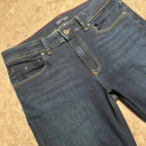 Tomy hilfiger jeans  - Säljer Tommy hilfiger jeans för bra pris, jeansen har inga fläckar eller smuts på sig, jeansen är för 16 åringar och passar mellan 170-180