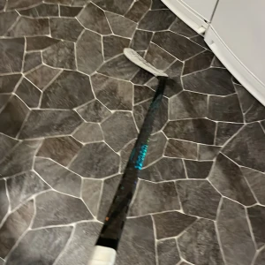 Bauer P28 / 55 Flex - Snygg och modern hockeyklubba från Bauer med P28-blad och 55 flex Bauer twitch med blå detaljer bra för personer som vill ta sin hockey till nästa nivå 160 lång