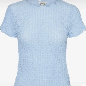Tröja - Jättefin tröja från Vero Moda, använd fått antal gånger och är fortfarande i jättefint skick. Orginalpriset är 360kr❤️