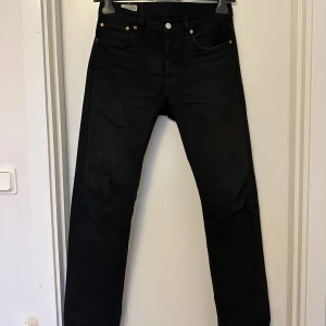 Levis 501 - Svarta - Skick: 7/10. Relativt använda.  Finns någon defekt, hör av er för fler bilder.  Nypris: 1099kr.