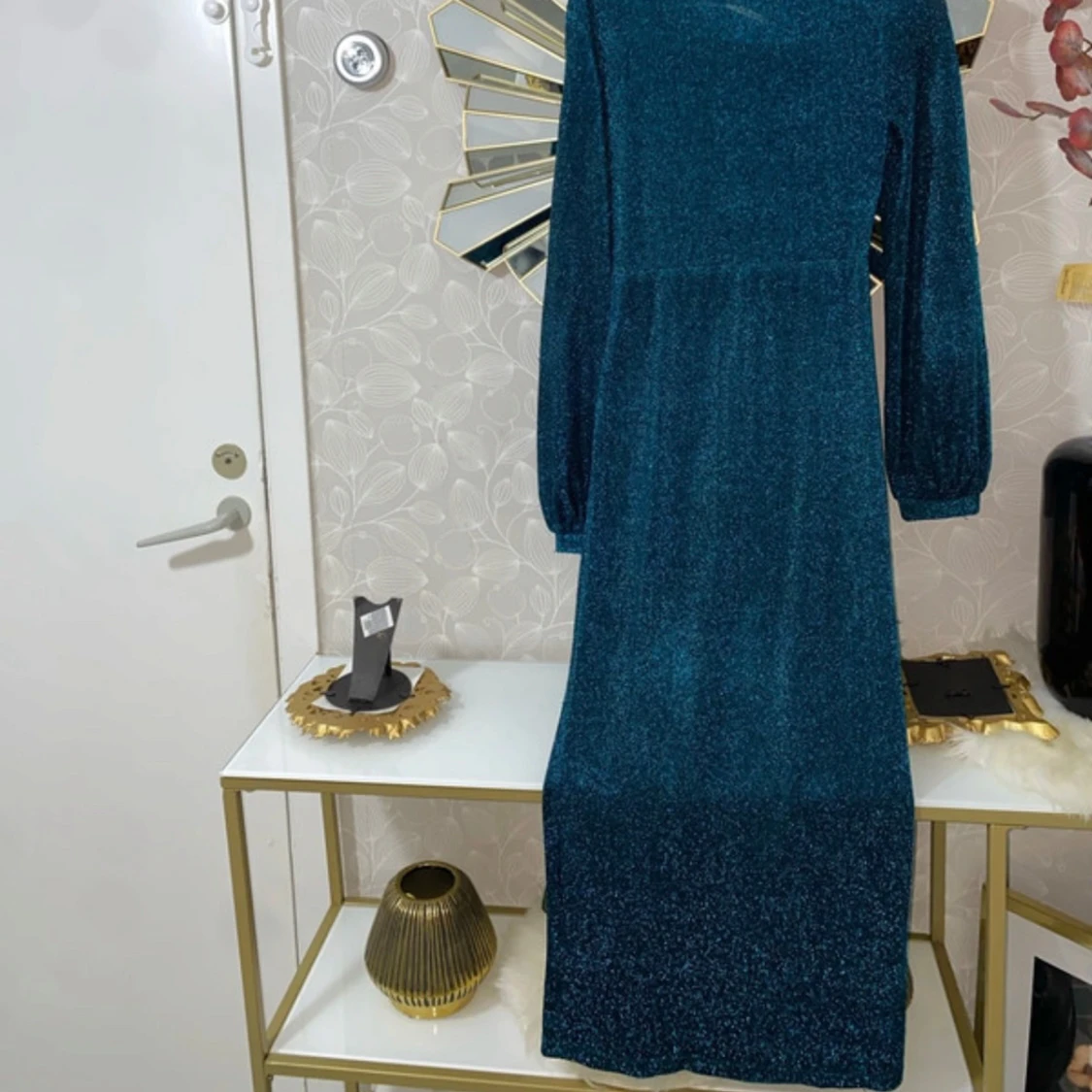 Glittrig blå långklänning med omlott - 1