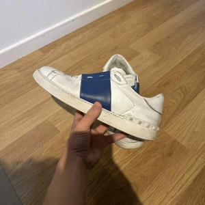 Valentino Opens  - Tja säljer dessa tvär feta valentino opens i unik färg. Vet inte om det är äkta eller inte men jag tror det! Men där av det extremt billiga priset! Hör av dig vid frågor eller annat!