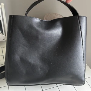 Gina tricot väska - Har sällan kommit till användning, som ny.