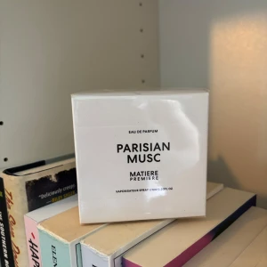 Parisian Musc från Matiere Premiere - Parisian Musc Eau de Parfum från Matiere Premiere. Parfymen kommer i en stilren, vit fyrkantig kartong med svart text. Flaskan innehåller 6 ml och är perfekt för dig som gillar exklusiva och moderna dofter.