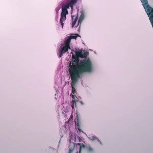 Ljuslila tunn halsduk med fransar - En tunn och lätt halsduk i ljuslila nyans med långa fransar i ändarna. Perfekt accessoar för att lyfta din outfit med en mjuk färgton. Halsduken har en enkel, enfärgad design och är smidig att knyta på olika sätt.  Helt & fint skick