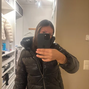 Svart pufferjacka med huva - Super fin och jätte varm vinterjacka från Everest. Modellen var super populär förra Vintern. Denna jacka är k barn storlek men passar mig perfekt som är en xs/s. Den kom nästan inte till användning förra vintern. Storlek 158