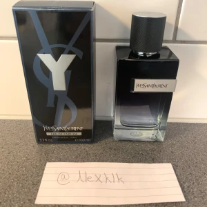 YSL Y EDP  - YSL Y EDP. 100 ml flaska men ca 70ml kvar (bedöm gärna själv utifrån sista bilden). Förpackningen medföljer, bara att fråga om det är något annat du undrar. 