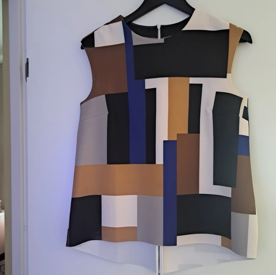 Ärmlös grafisk blus i blockmönster