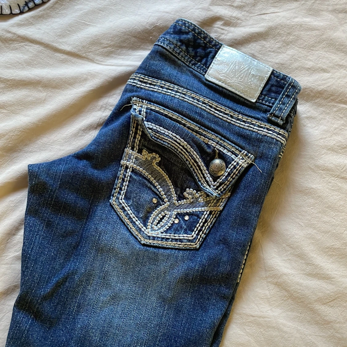 Mörk blå botcut jeans - 1